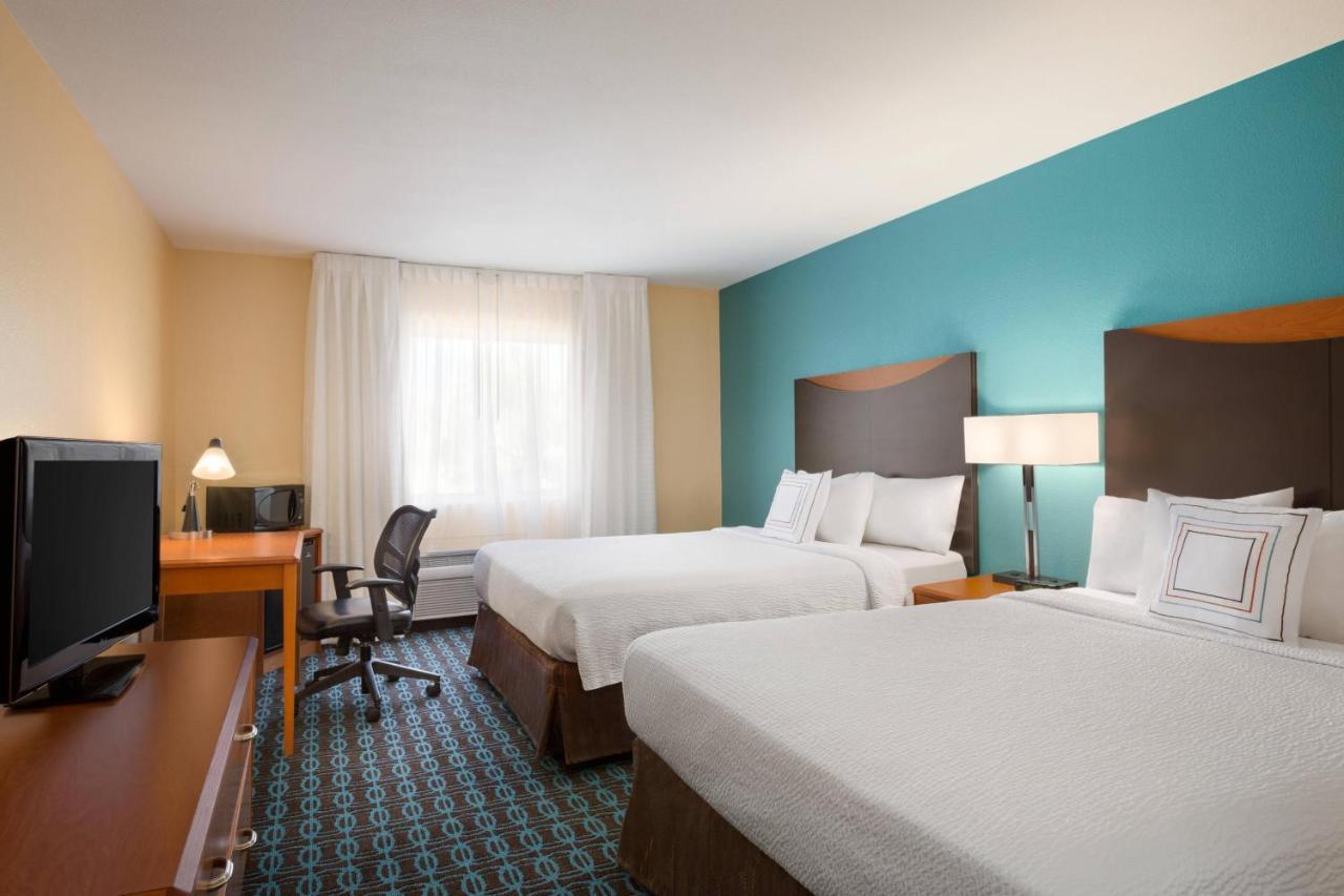 Comfort Inn & Suites Westfield Екстериор снимка