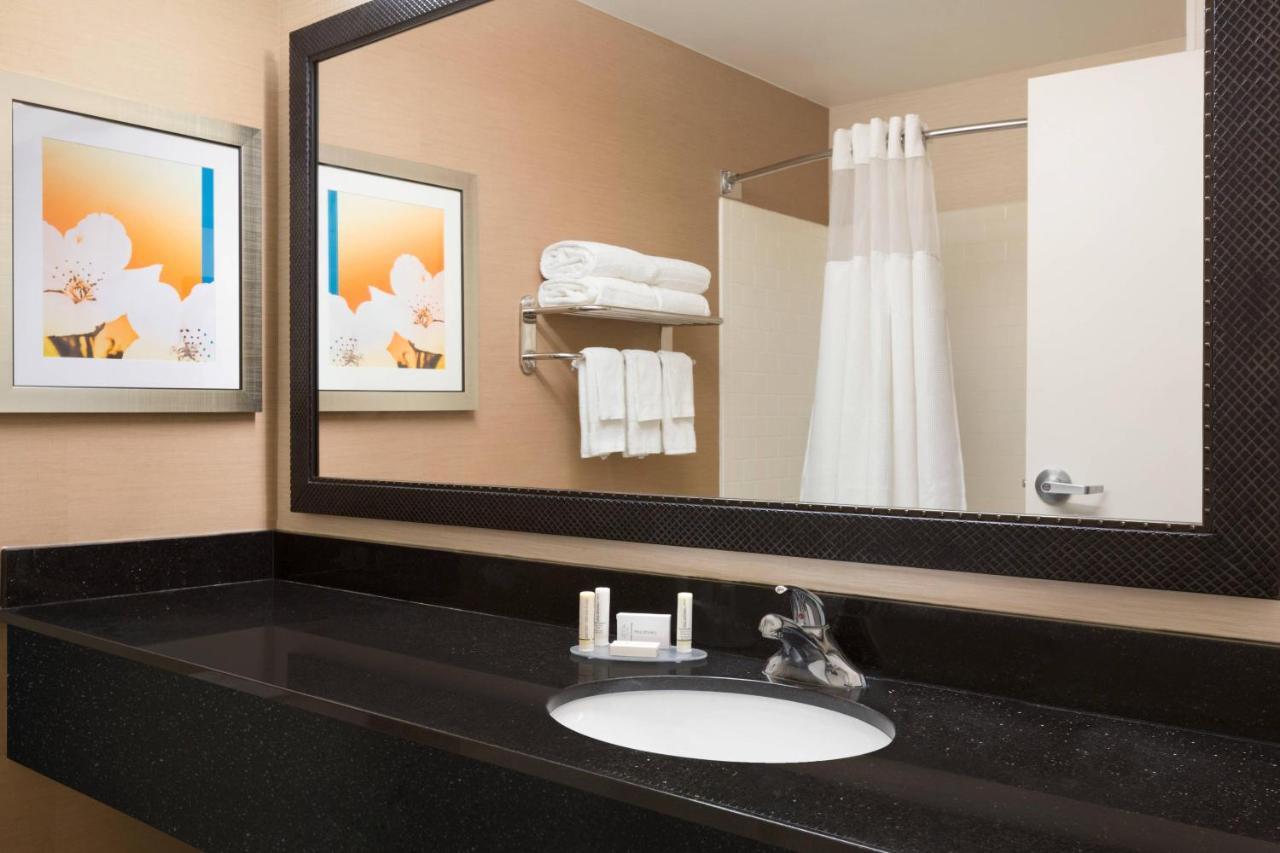 Comfort Inn & Suites Westfield Екстериор снимка