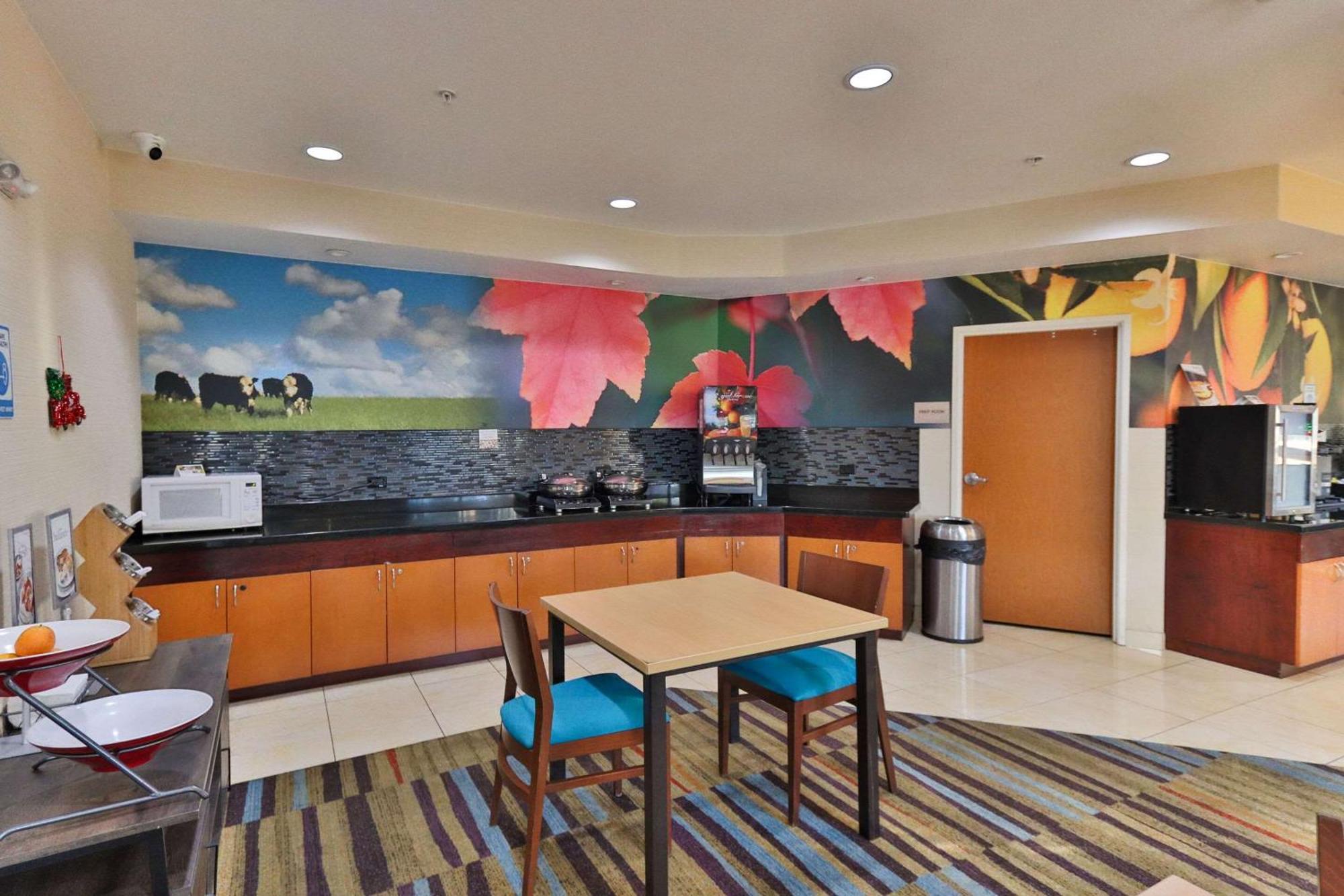 Comfort Inn & Suites Westfield Екстериор снимка