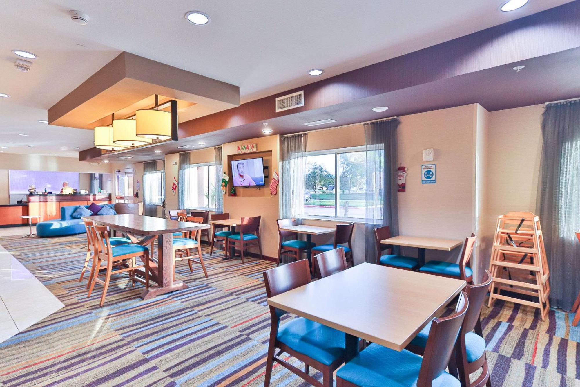 Comfort Inn & Suites Westfield Екстериор снимка