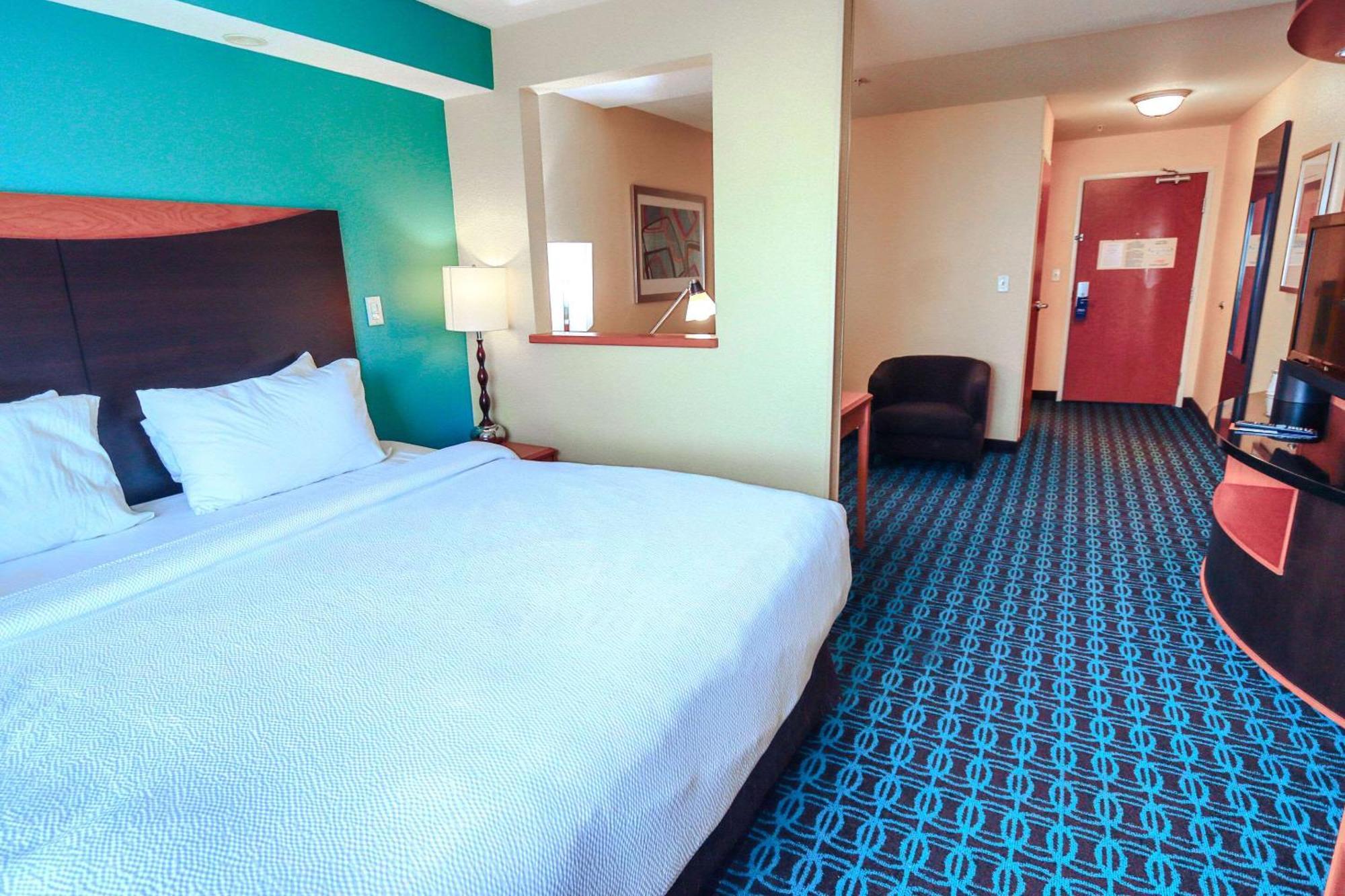 Comfort Inn & Suites Westfield Екстериор снимка