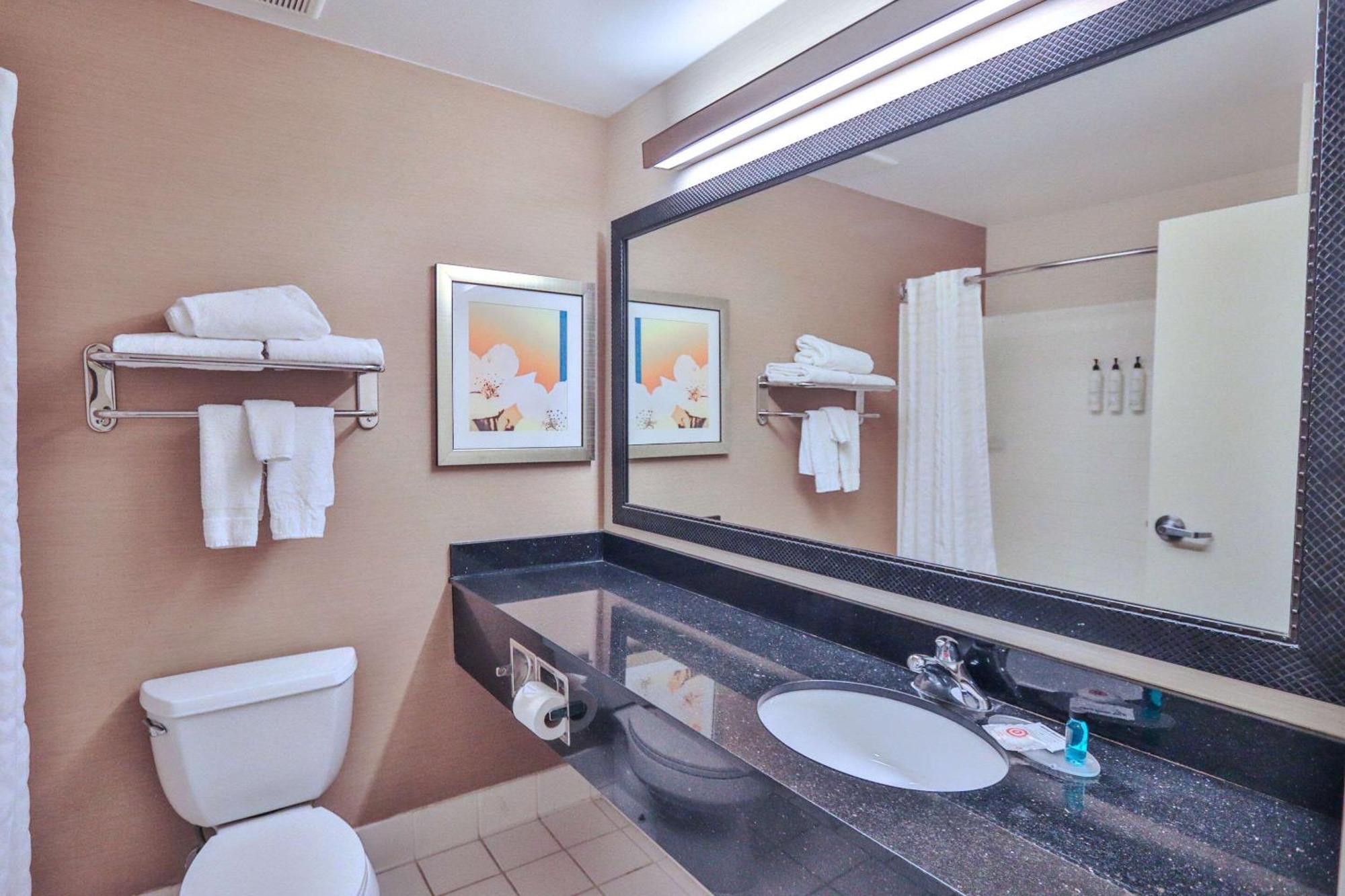 Comfort Inn & Suites Westfield Екстериор снимка