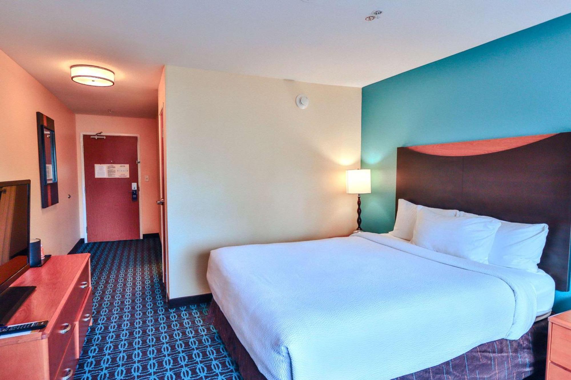 Comfort Inn & Suites Westfield Екстериор снимка