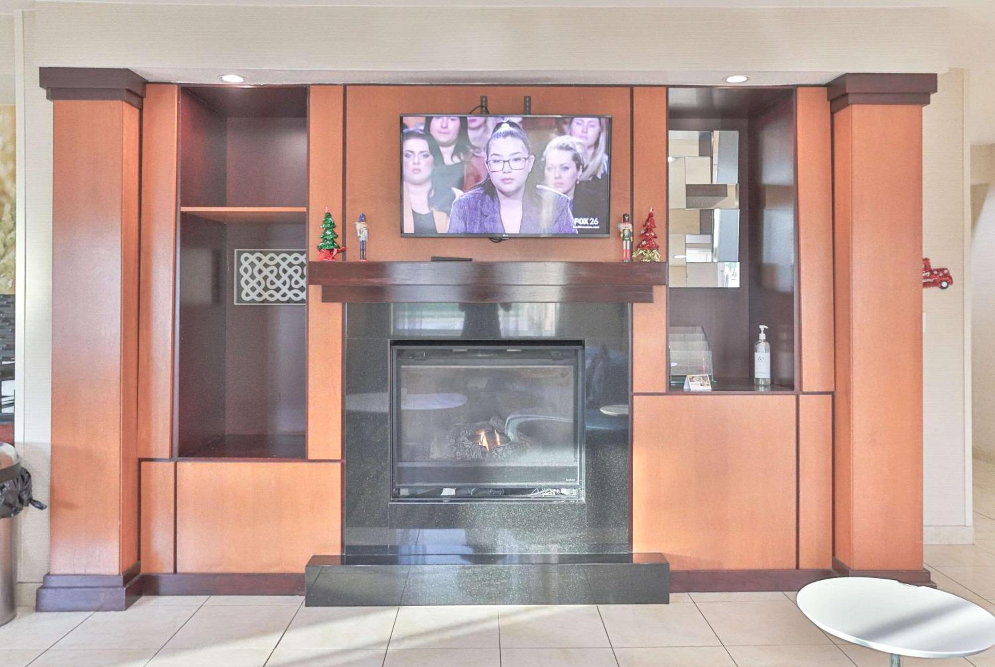 Comfort Inn & Suites Westfield Екстериор снимка