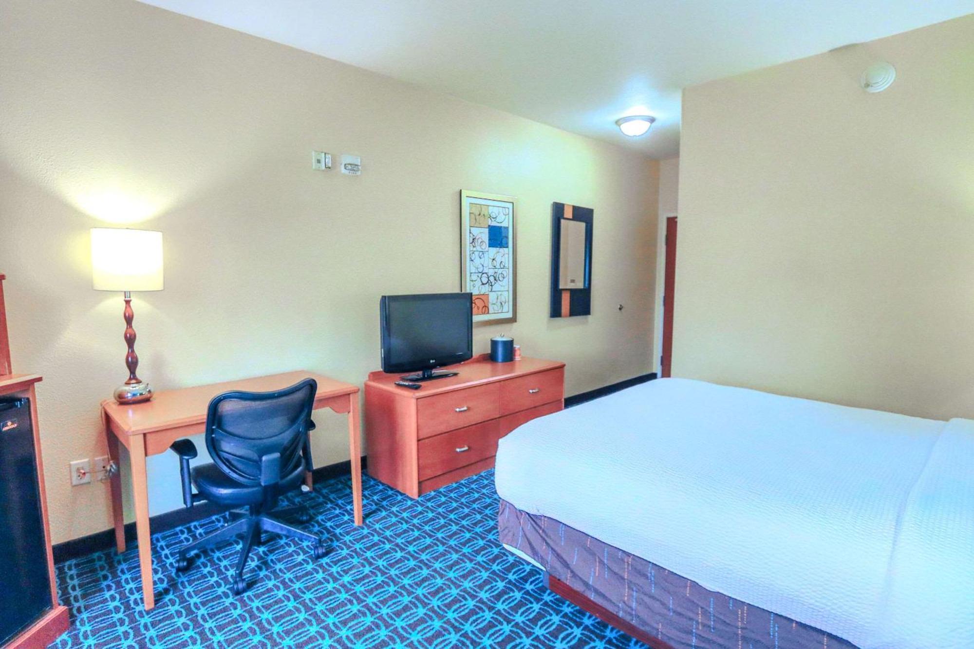 Comfort Inn & Suites Westfield Екстериор снимка