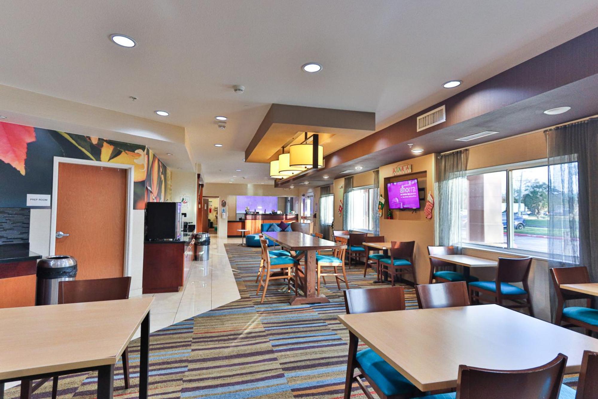 Comfort Inn & Suites Westfield Екстериор снимка