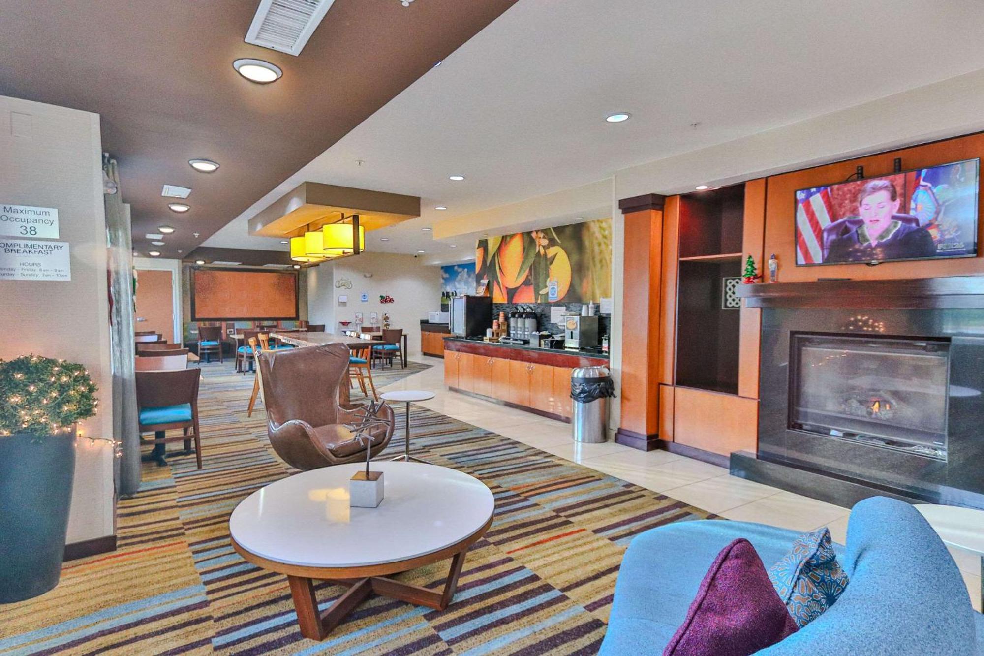 Comfort Inn & Suites Westfield Екстериор снимка