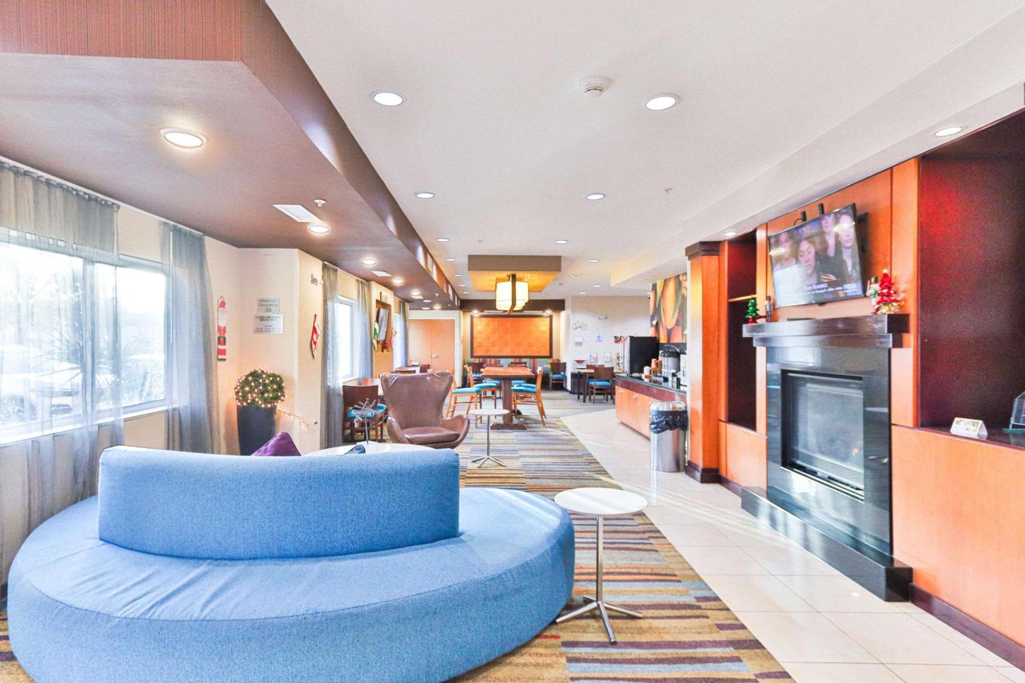 Comfort Inn & Suites Westfield Екстериор снимка